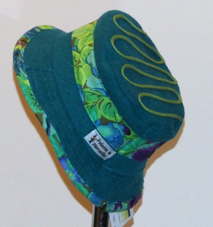 Chapeau en laine bouillie turquoise et coton fleuri anis
