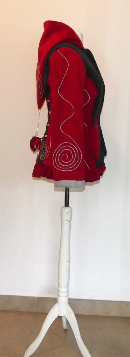 Veste princesse lutin rouge et anthracite avec volant et laçage T42 – Image 6
