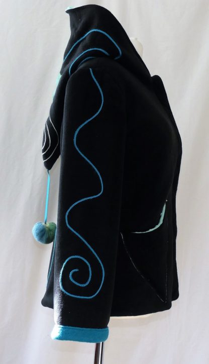 Veste lutin polaire noire et vert d'eau avec fleurs en laine cardé T 42 – Image 4
