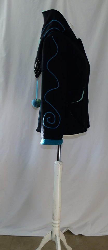 Veste lutin polaire noire et vert d'eau avec fleurs en laine cardé T 42 – Image 5