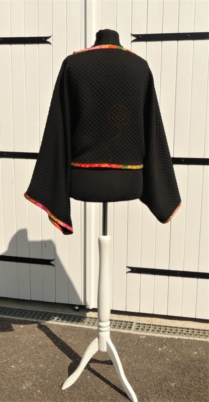 Poncho kimono court en jersey noir et grenade  mi-saison Taille unique – Image 4
