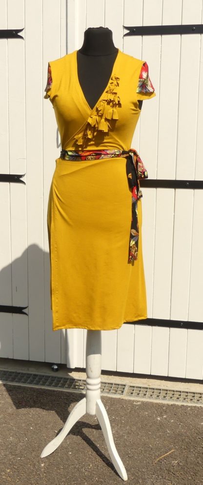 Robe portefeuille en jersey viscose safran noir et rouge en taille 36 – Image 3