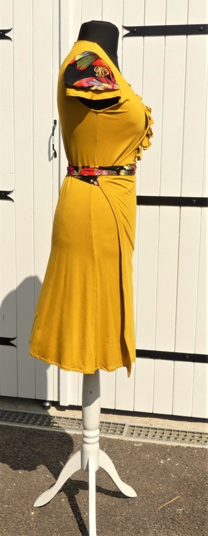 Robe portefeuille en jersey viscose safran noir et rouge en taille 36 – Image 5