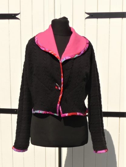 Veste courte en jersey matelassé noir et rose pink taille 40