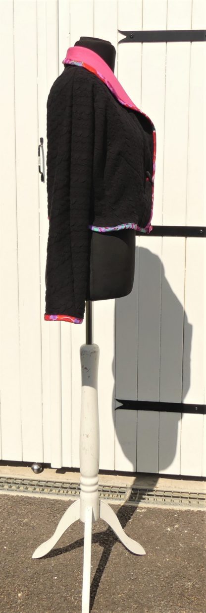 Veste courte en jersey matelassé noir et rose pink taille 40 – Image 5