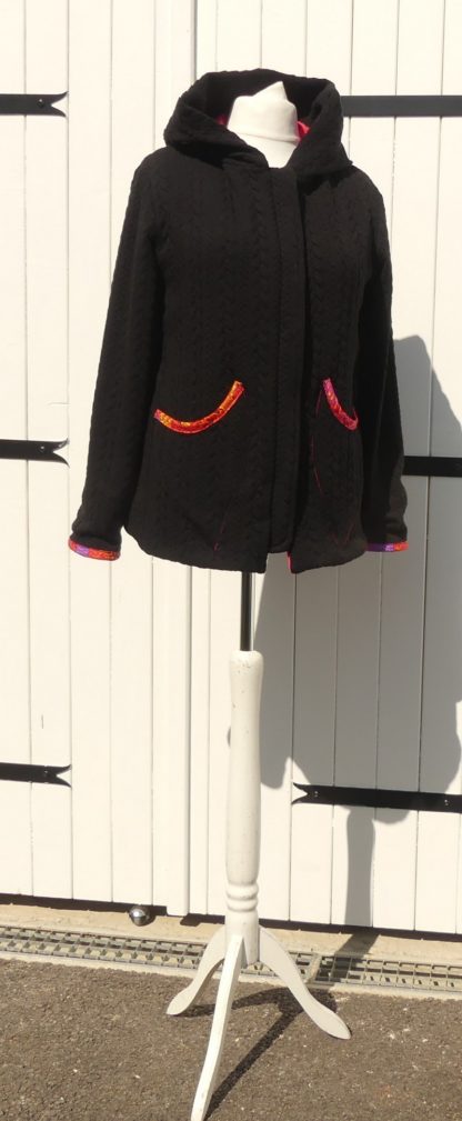 Veste mi-saison à capuche en jersey matelassé noir et rose pink taille 42 – Image 5
