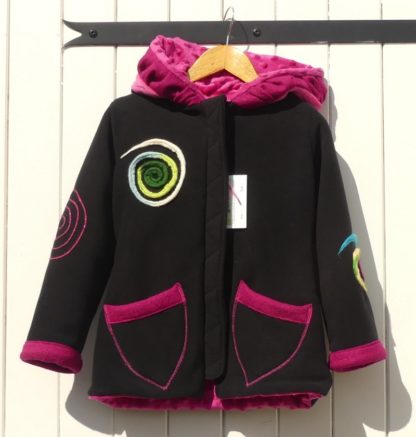 Veste lutin en polaire noire doublée minky pulpe et tourbillon muticolore – Image 3