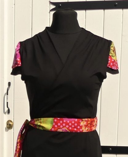 Robe portefeuille en jersey viscose noir et coton rouge et rose T 42