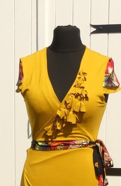Robe portefeuille en jersey viscose safran noir et rouge en taille 36