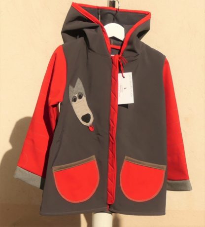 Veste lutin déperlante en softshell taupe et rouge avec "le loup"