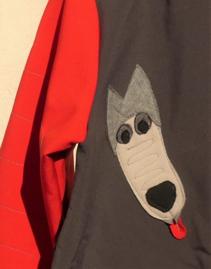 Veste lutin déperlante en softshell taupe et rouge avec "le loup" – Image 3