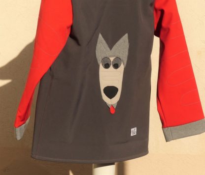 Veste lutin déperlante en softshell taupe et rouge avec "le loup" – Image 5