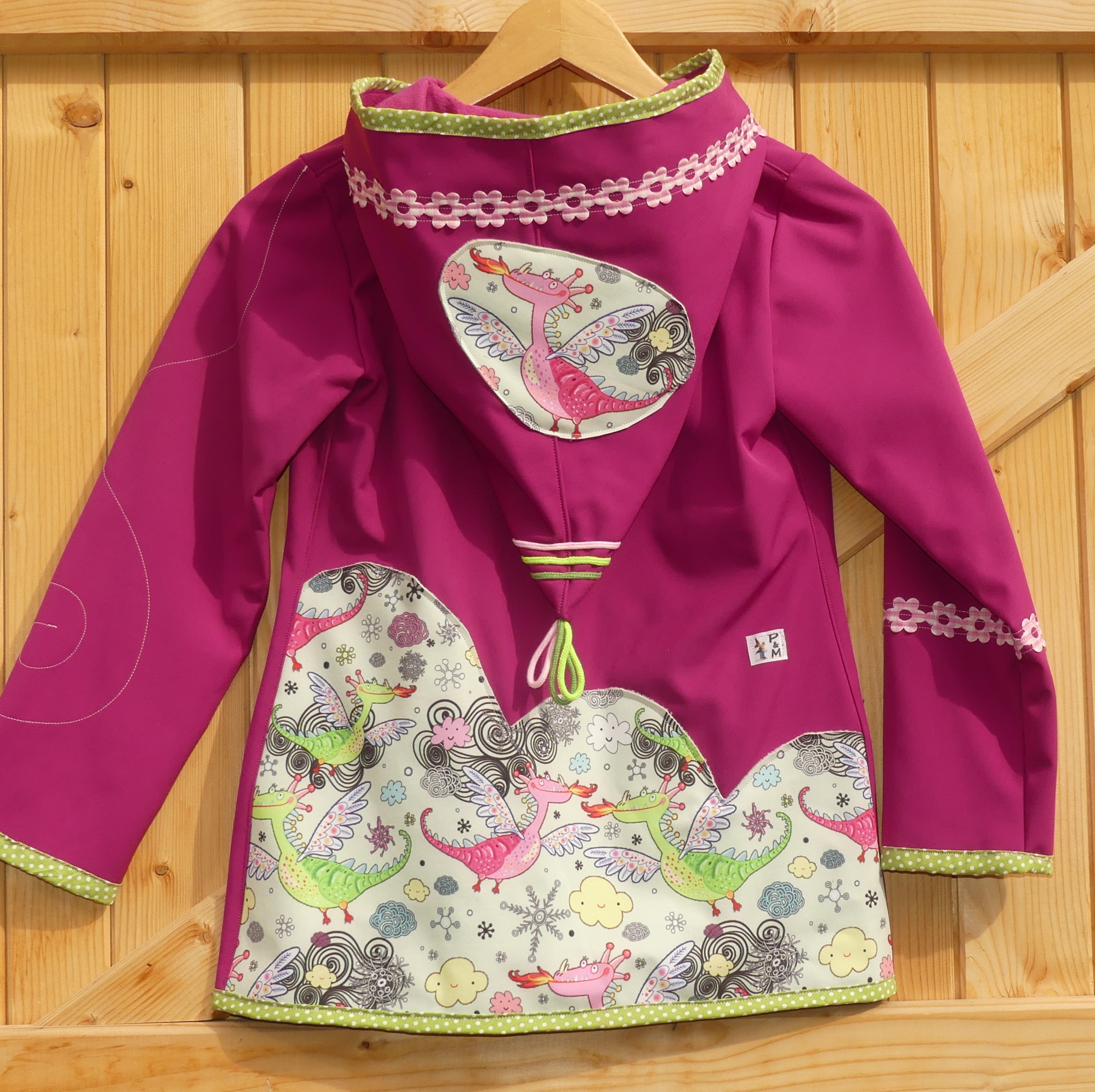 Veste lutin pulpe avec dragons heureux