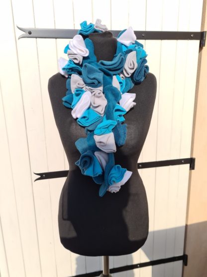 ÉCHARPE FLEURS EN POLAIRE TURQUOISE