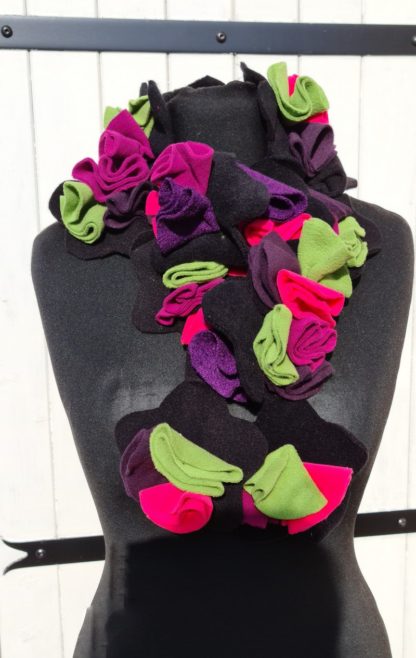 ÉCHARPE FLEURS EN POLAIRE NOIR CORAIL VERT ET ROSE