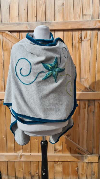CAPE / ETOLE EN POLAIRE GRIS CLAIR FLEUR LAINE CARDE