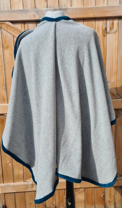 CAPE / ETOLE EN POLAIRE GRIS CLAIR FLEUR LAINE CARDE – Image 6