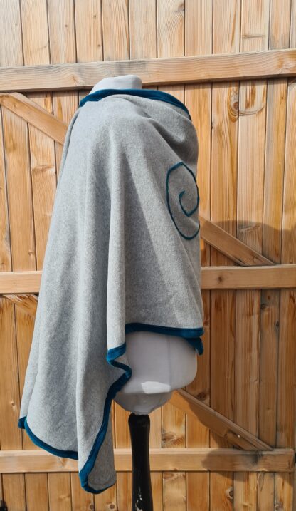CAPE / ETOLE EN POLAIRE GRIS CLAIR FLEUR LAINE CARDE – Image 5