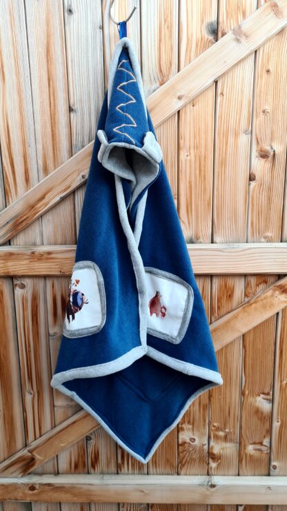 COUVERTURE POUR BEBE GARCON EN POLAIRE BLEU JEAN ET GRIS CLAIR – Image 4