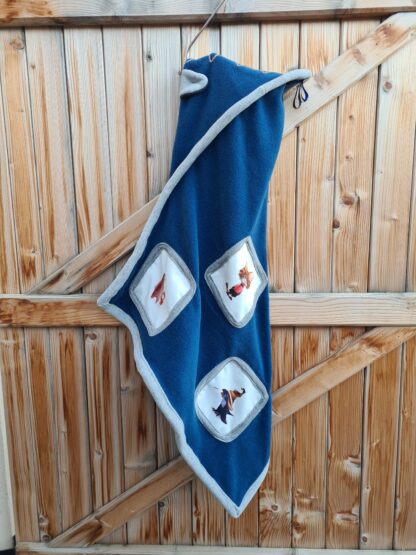 COUVERTURE POUR BEBE GARCON EN POLAIRE BLEU JEAN ET GRIS CLAIR