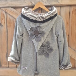 VESTE POLAIRE GRIS CLAIR CAPUCHE LUTIN FLEURS T8 ANS