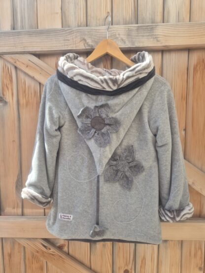 VESTE POLAIRE GRIS CLAIR CAPUCHE LUTIN FLEURS T8 ANS