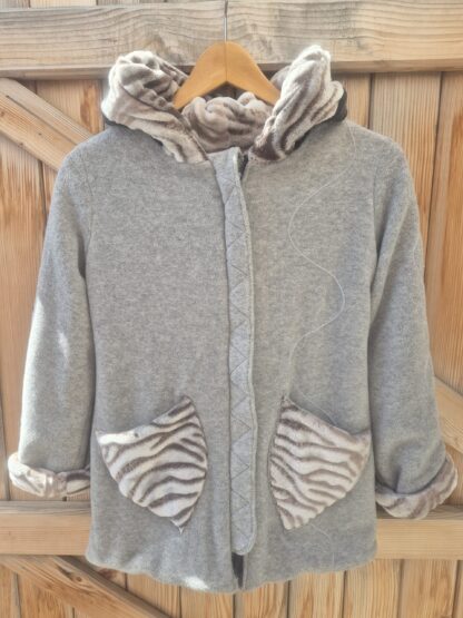 VESTE POLAIRE GRIS CLAIR CAPUCHE LUTIN FLEURS T8 ANS – Image 3